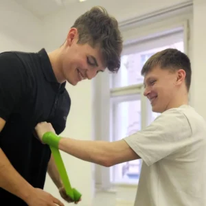 Spokojený pacient a fyzioterapeut